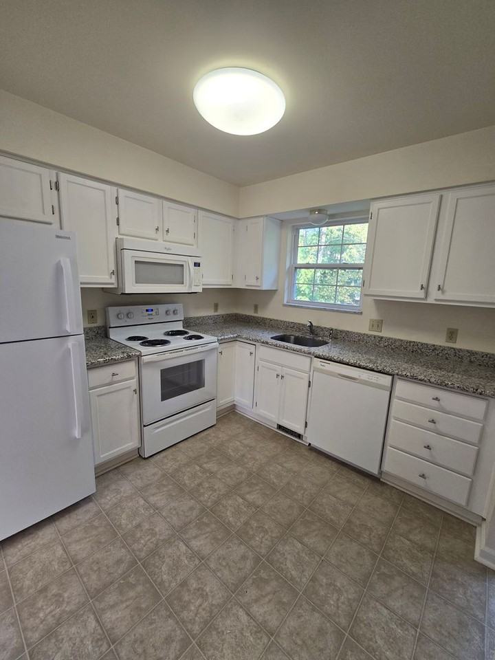 3084 Meadow Brook Ct - Photo 7 of 19