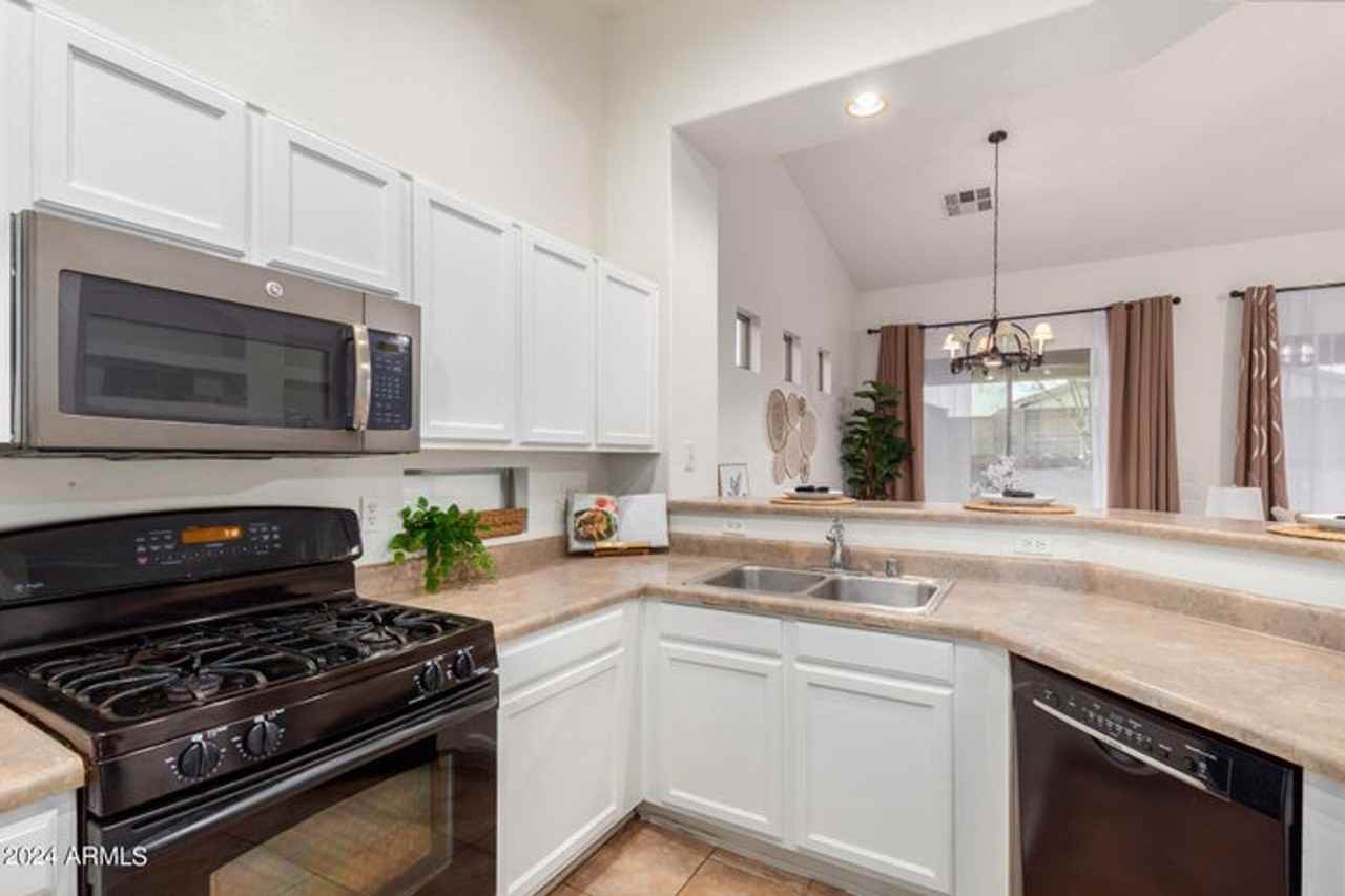 17536 W Desert View Ln - Photo 7 of 36