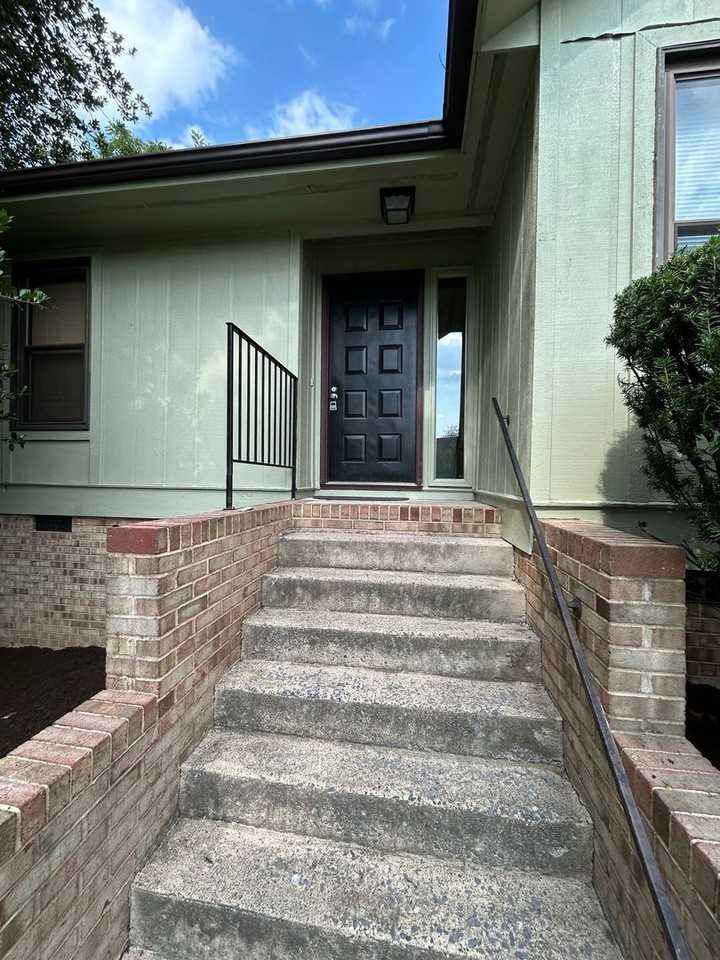 706 Greenbriar Dr - Photo 2 of 34