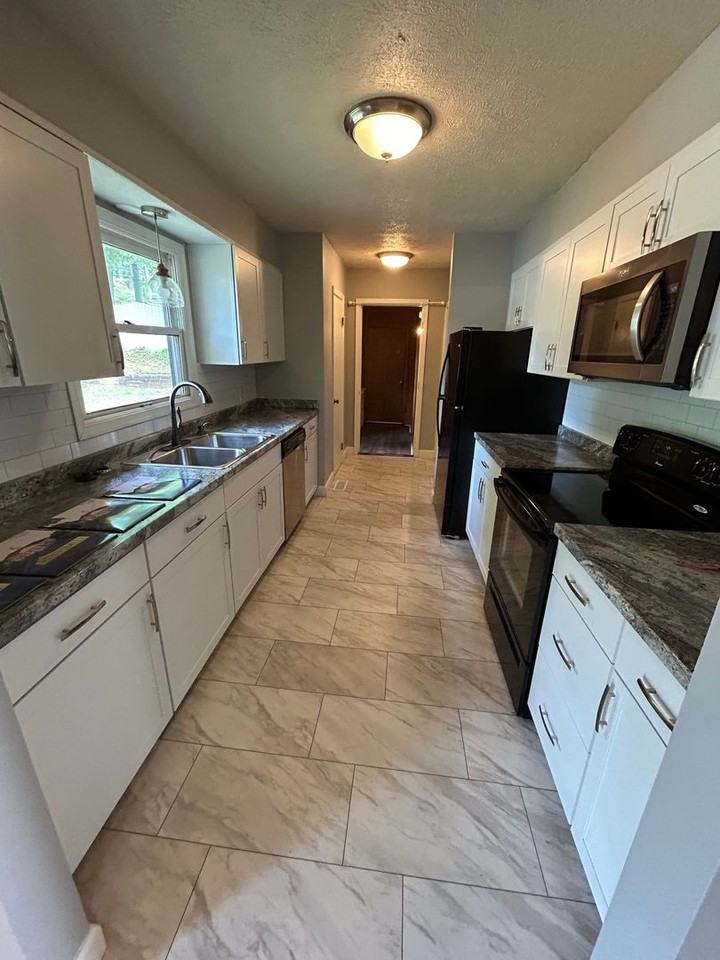706 Greenbriar Dr - Photo 4 of 34