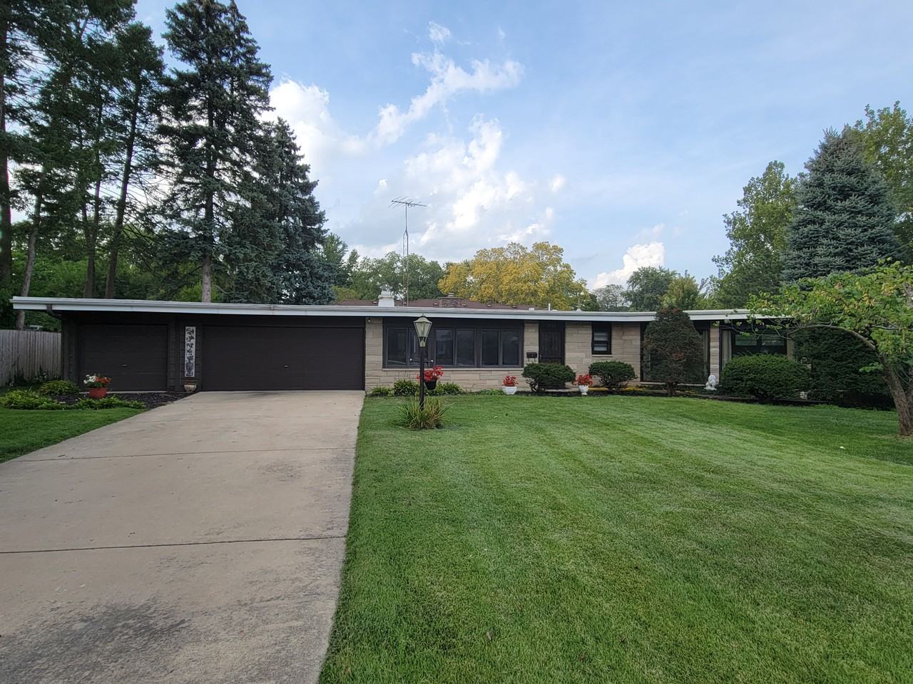 1633 Southlawn Pl #NA - Photo 2 of 25