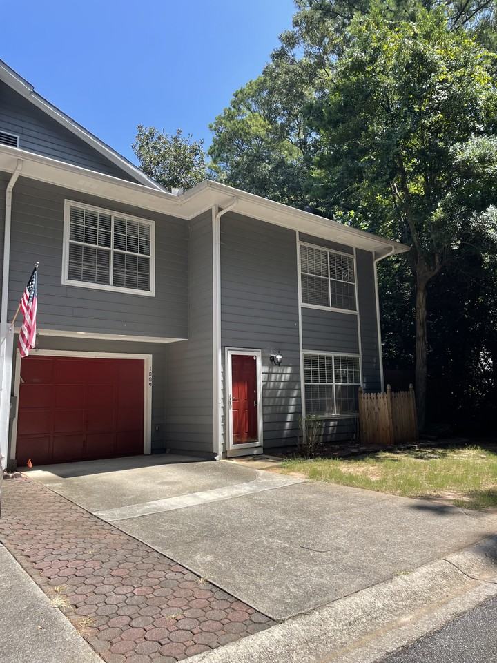 1009 Knights Bridge Ct #TH - Photo 2 of 2