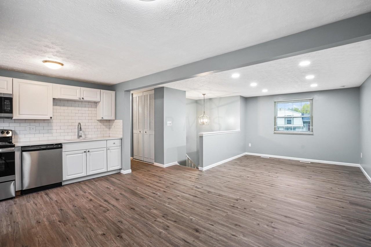 2172 Drumlin Dr - Photo 2 of 12