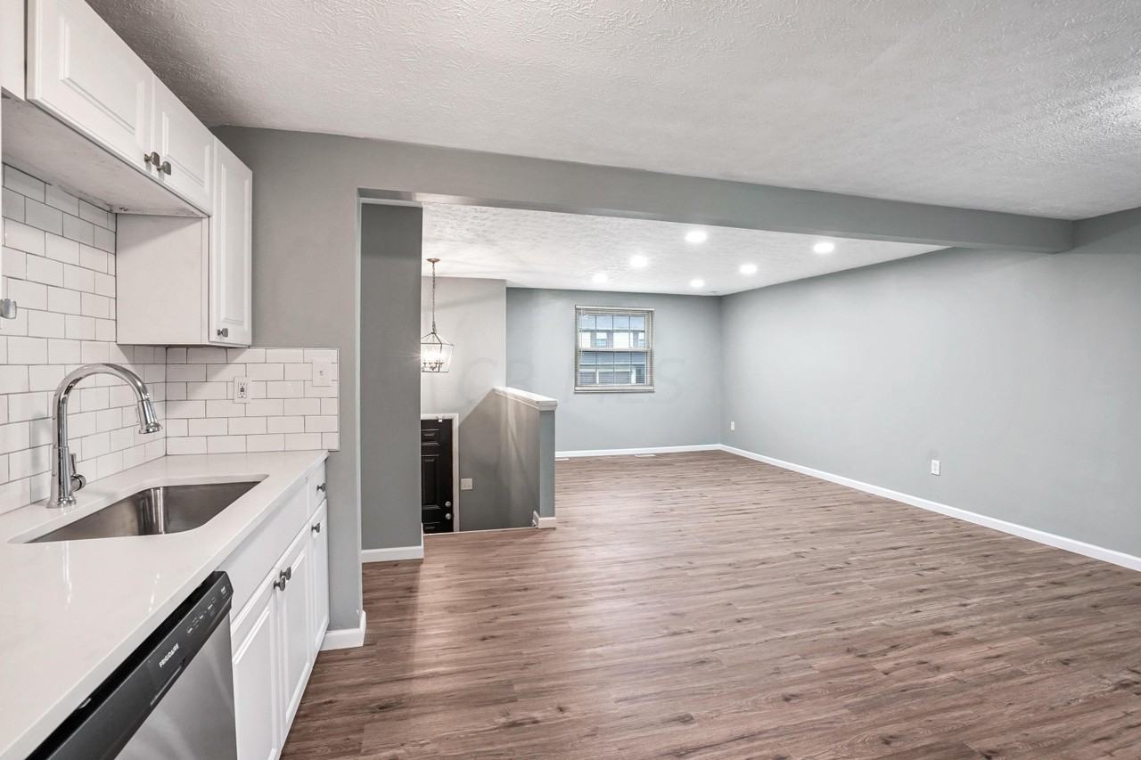 2172 Drumlin Dr - Photo 3 of 12