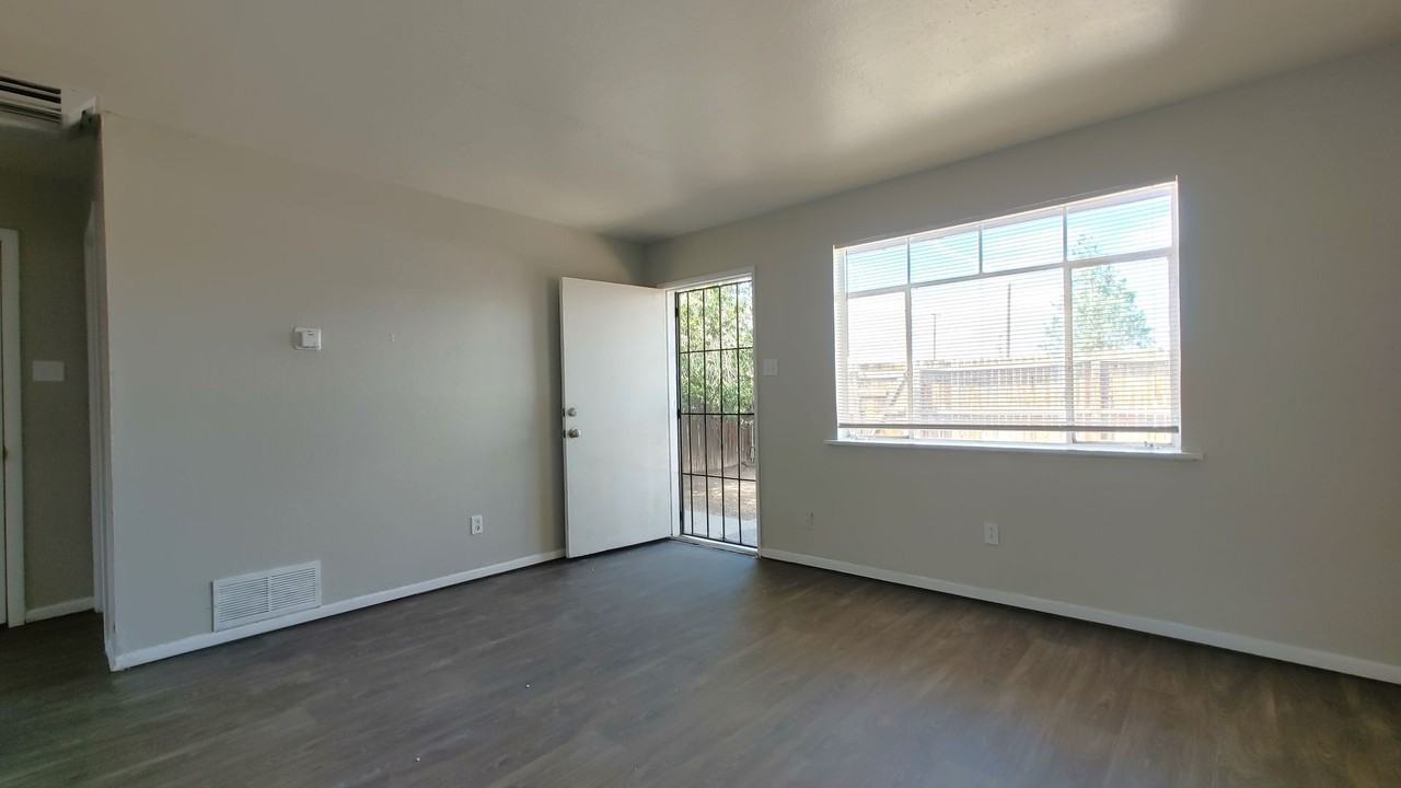 Texas 4plex - Photo 2 of 8