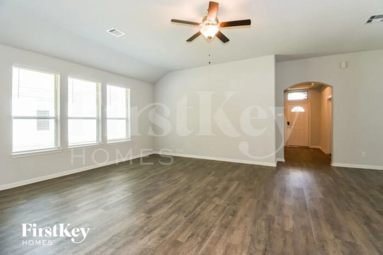 131 Lakeway Cir - Photo 3 of 15