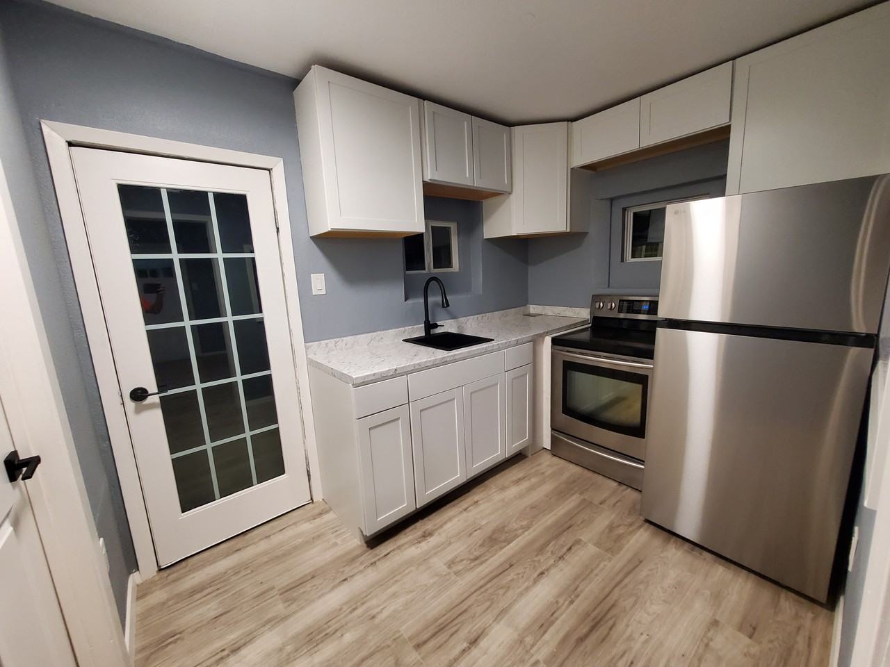 914 E 10th St #B - Photo 3 of 14