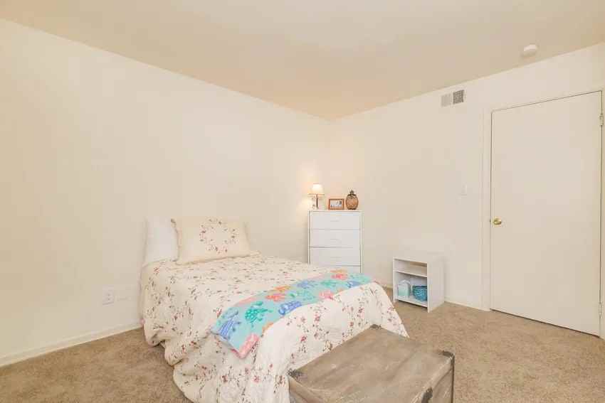 Oyster Point Apartments - Photo 5 of 37