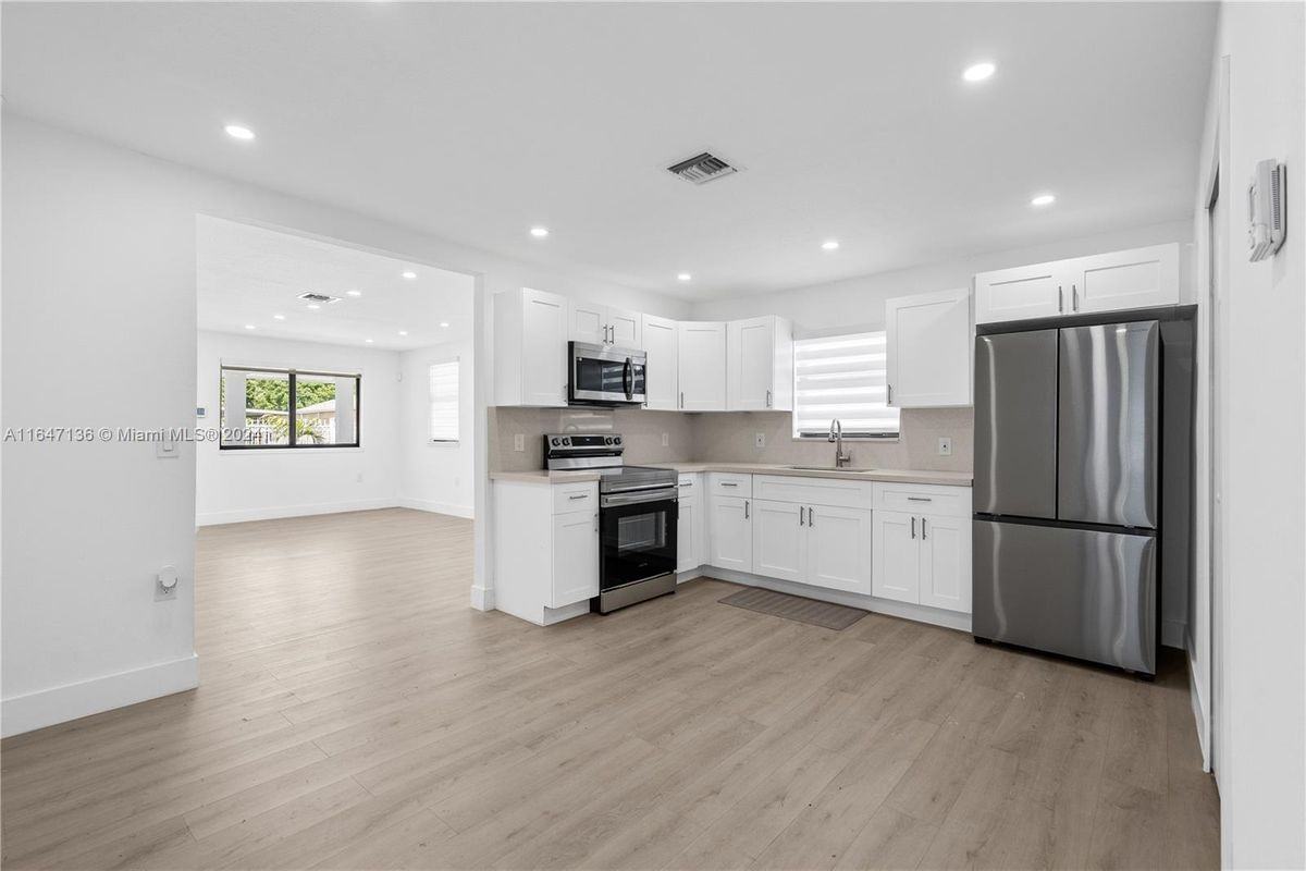 3427 Nw 9th Ave - Photo 3 of 6