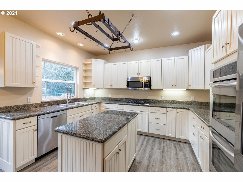 1032 Seagate Ave - Photo 3 of 19
