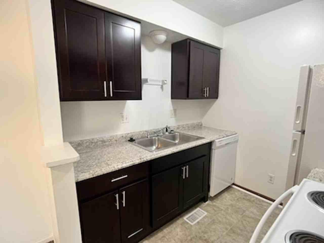 Center Street Apartments - Photo 7 of 30