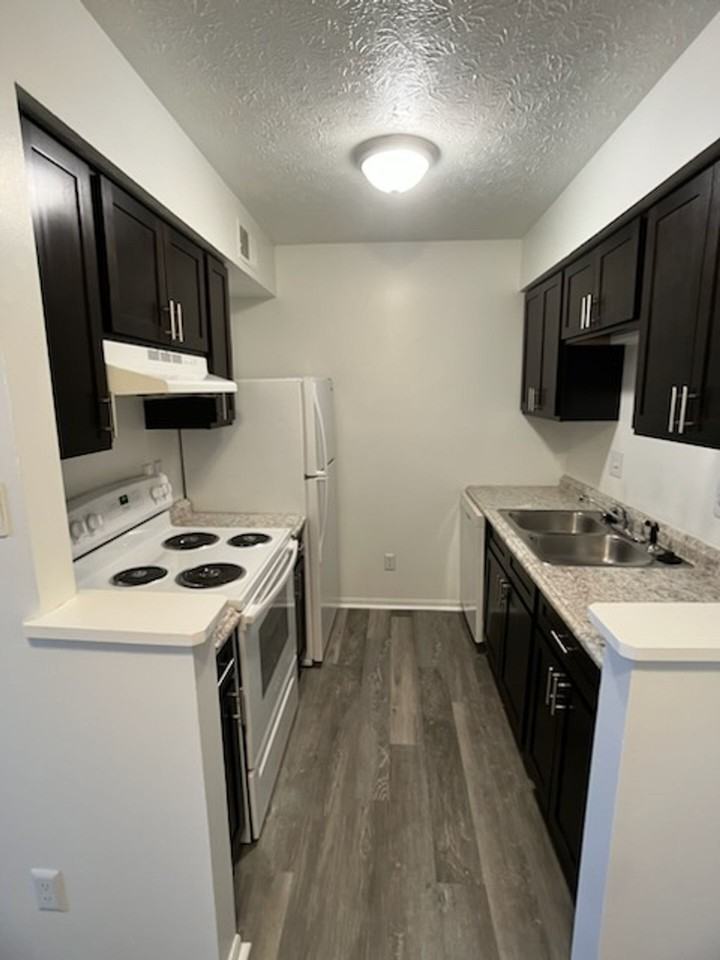 Center Street Apartments - Photo 6 of 28
