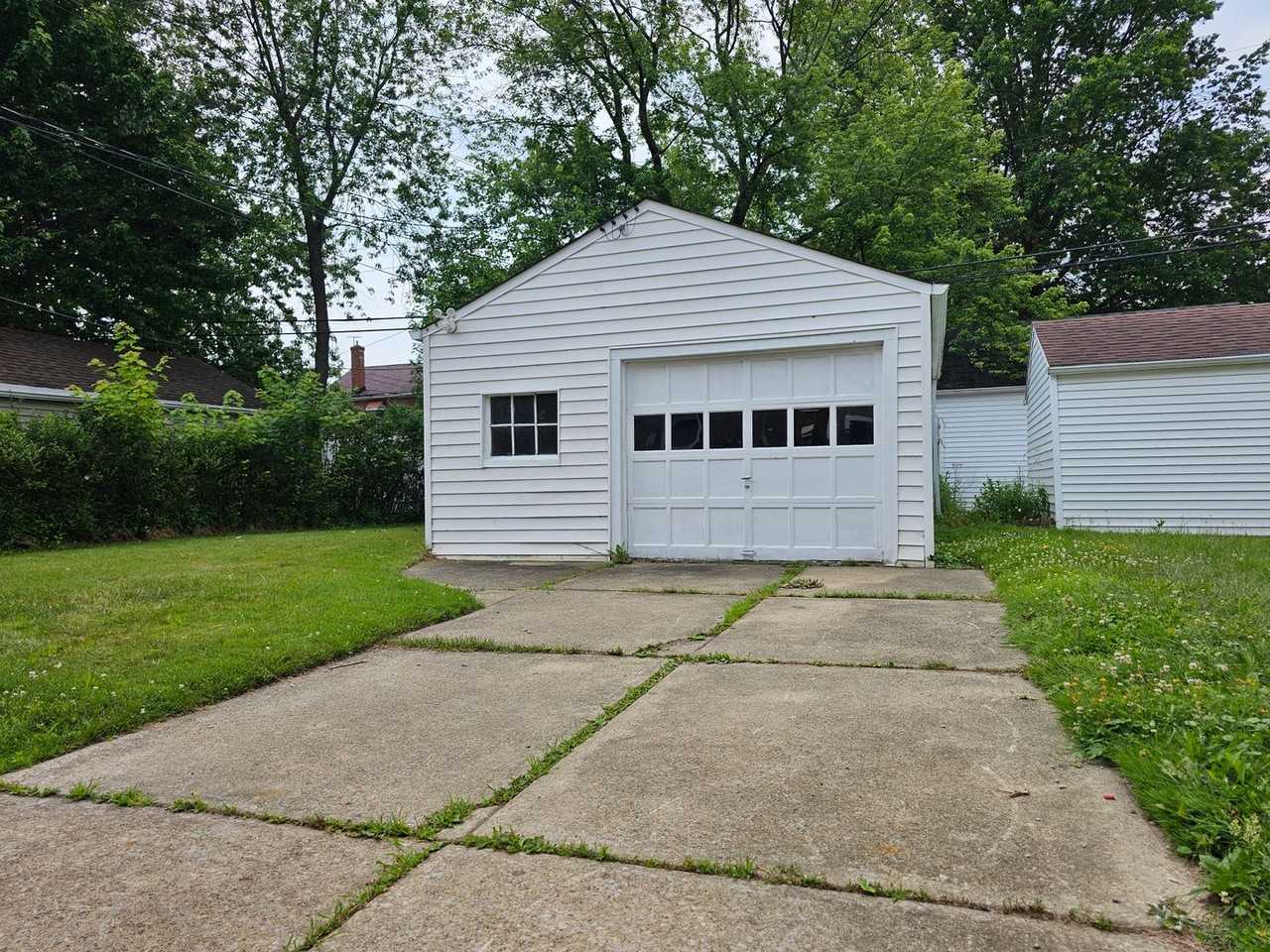 21030 Morris Ave - Photo 3 of 15