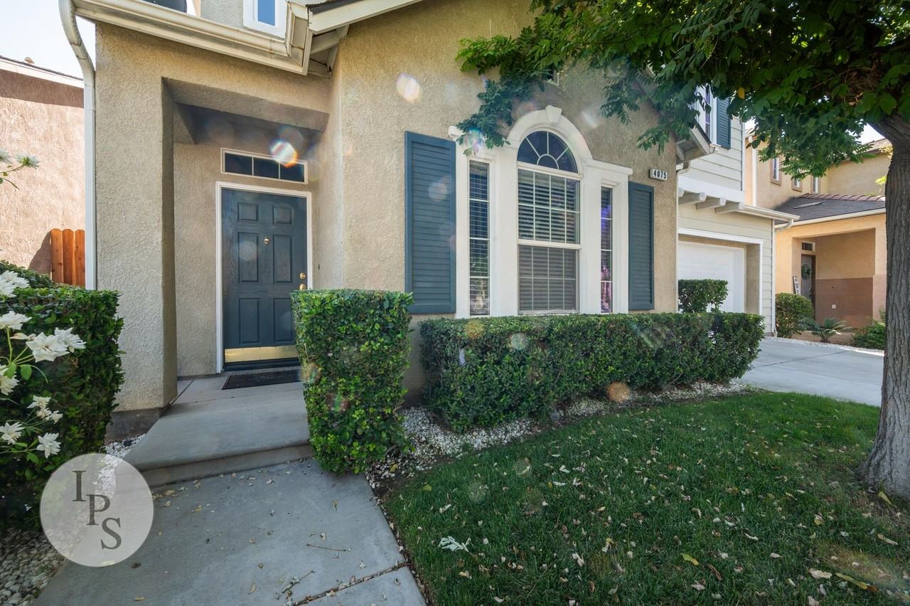 4075 W Pear Tree Ln - Photo 2 of 27