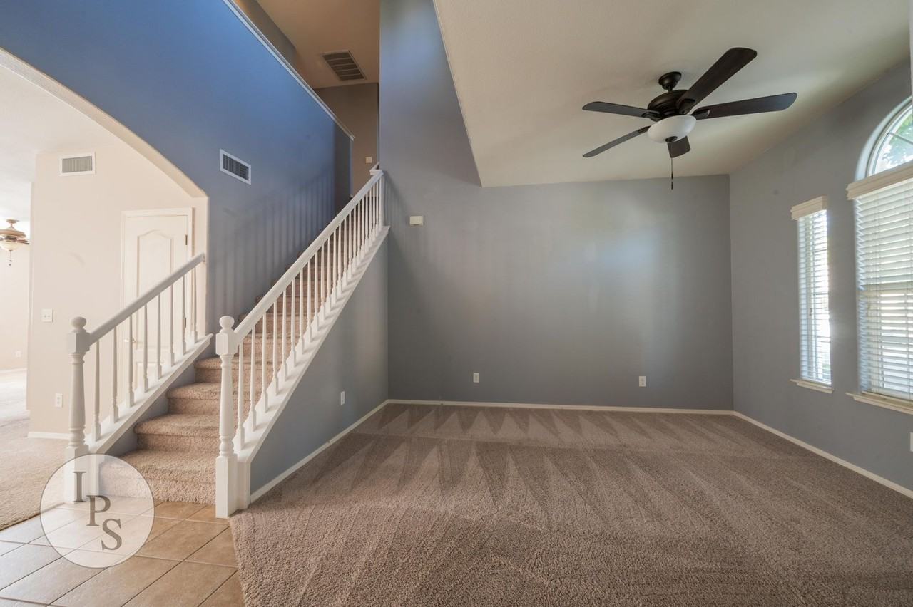 4075 W Pear Tree Ln - Photo 3 of 27