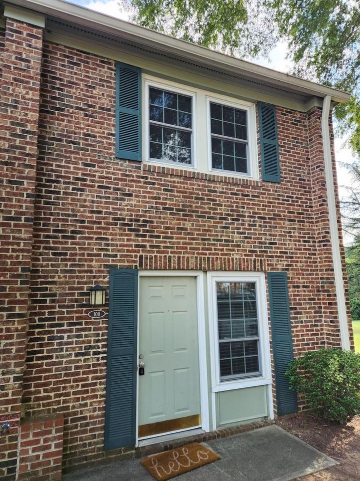 108 Chaucer Ct - Photo 2 of 13