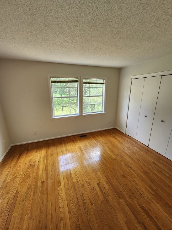 108 Chaucer Ct - Photo 7 of 13