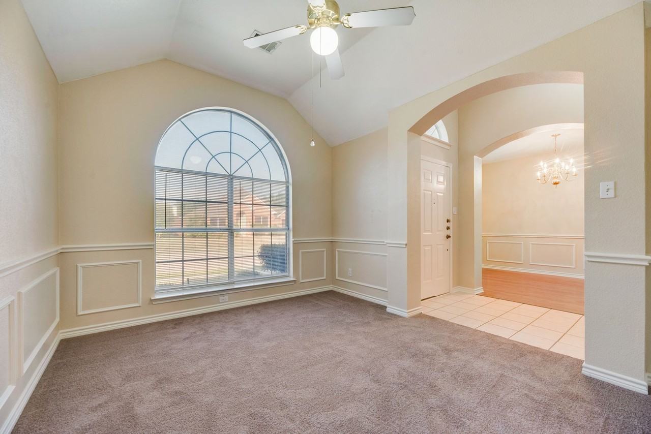 1152 Taylor Ln - Photo 3 of 17