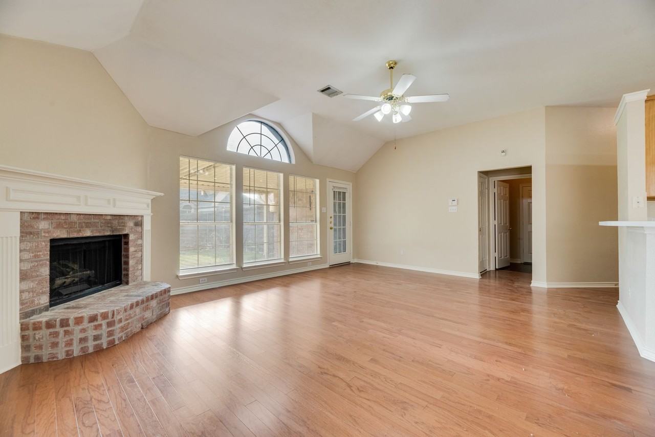 1152 Taylor Ln - Photo 6 of 17