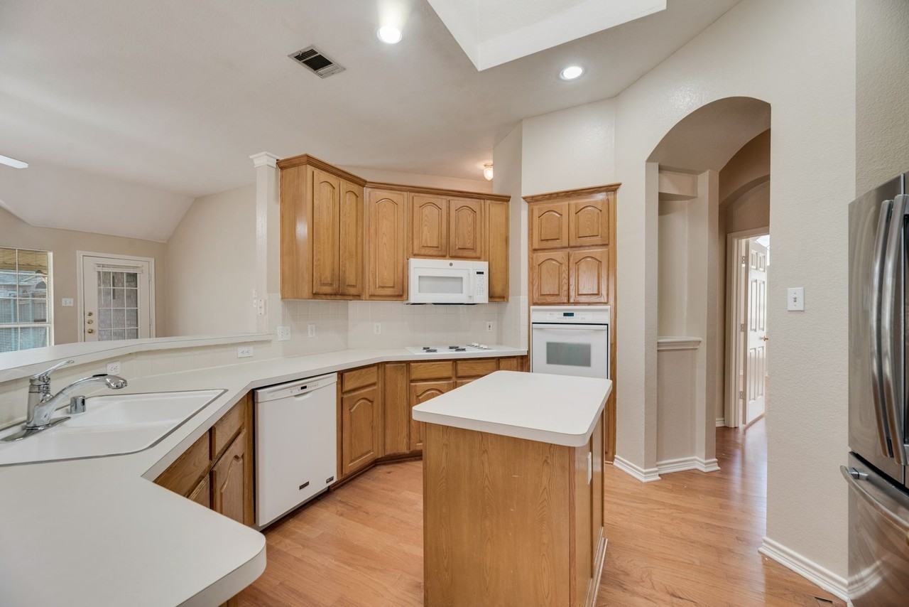 1152 Taylor Ln - Photo 7 of 17