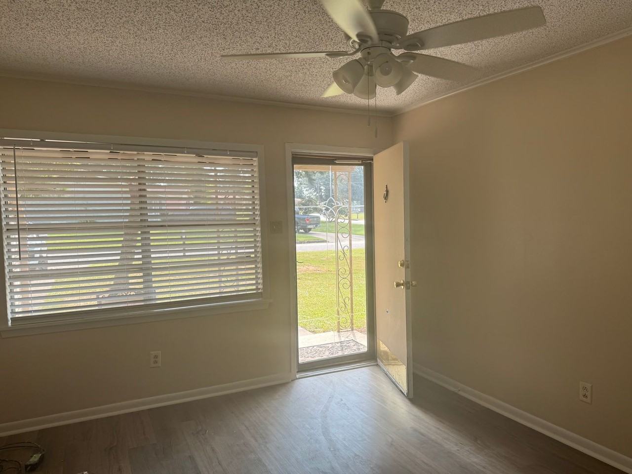 42 Neal St - Photo 3 of 11