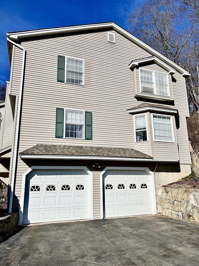 22 Warren Dr #22 - Photo 2 of 25