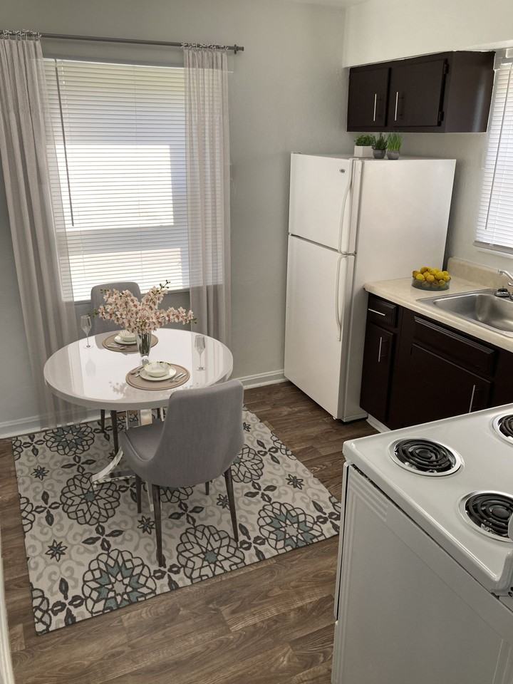 Colonial Manor Apartments - Photo 5 of 9