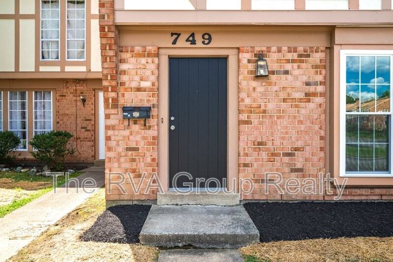 749 Pleasant St - Photo 3 of 45