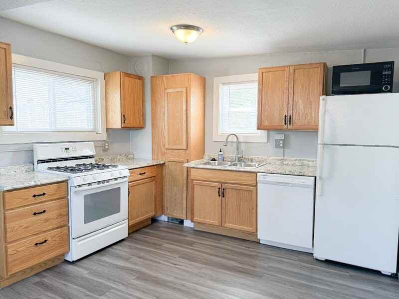 137 1/2 Elati St - Photo 3 of 17