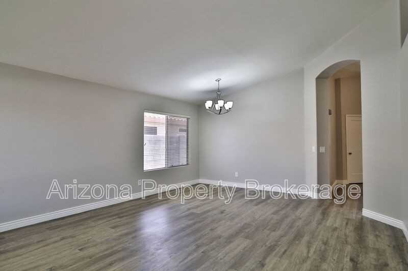 451 E Appaloosa Rd - Photo 5 of 32