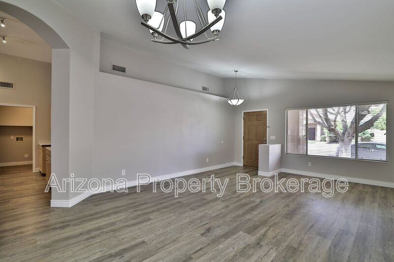 451 E Appaloosa Rd - Photo 6 of 32