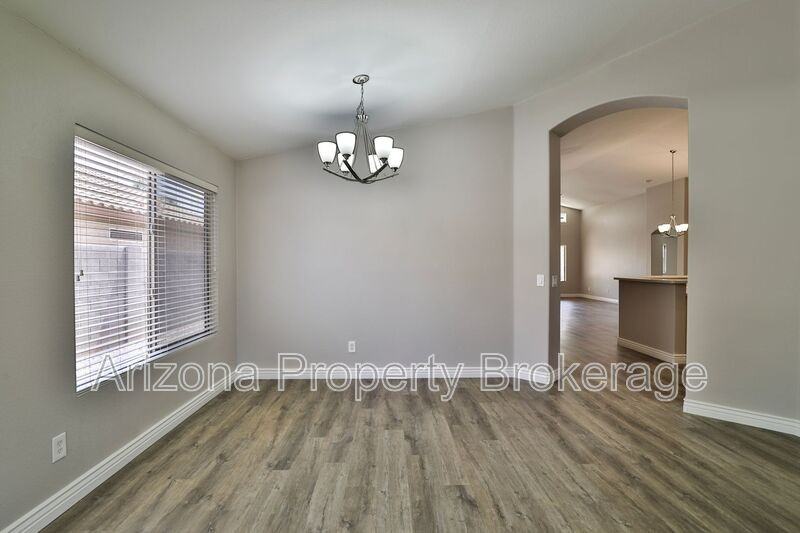 451 E Appaloosa Rd - Photo 7 of 32