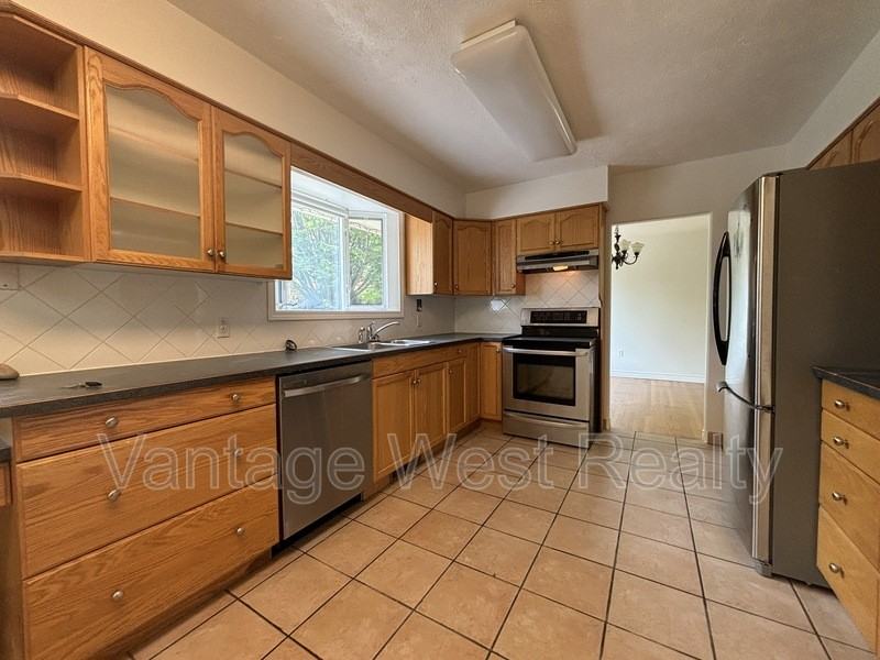 2470 Pandosy St - Photo 3 of 12