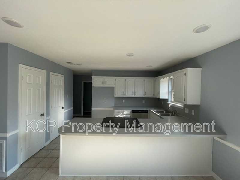 303 S Adams St - Photo 2 of 13