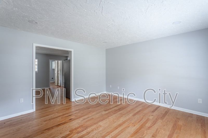 2508 Woodfin Ave - Photo 4 of 27