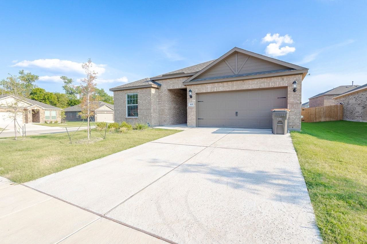 805 Jackel Dr - Photo 2 of 32