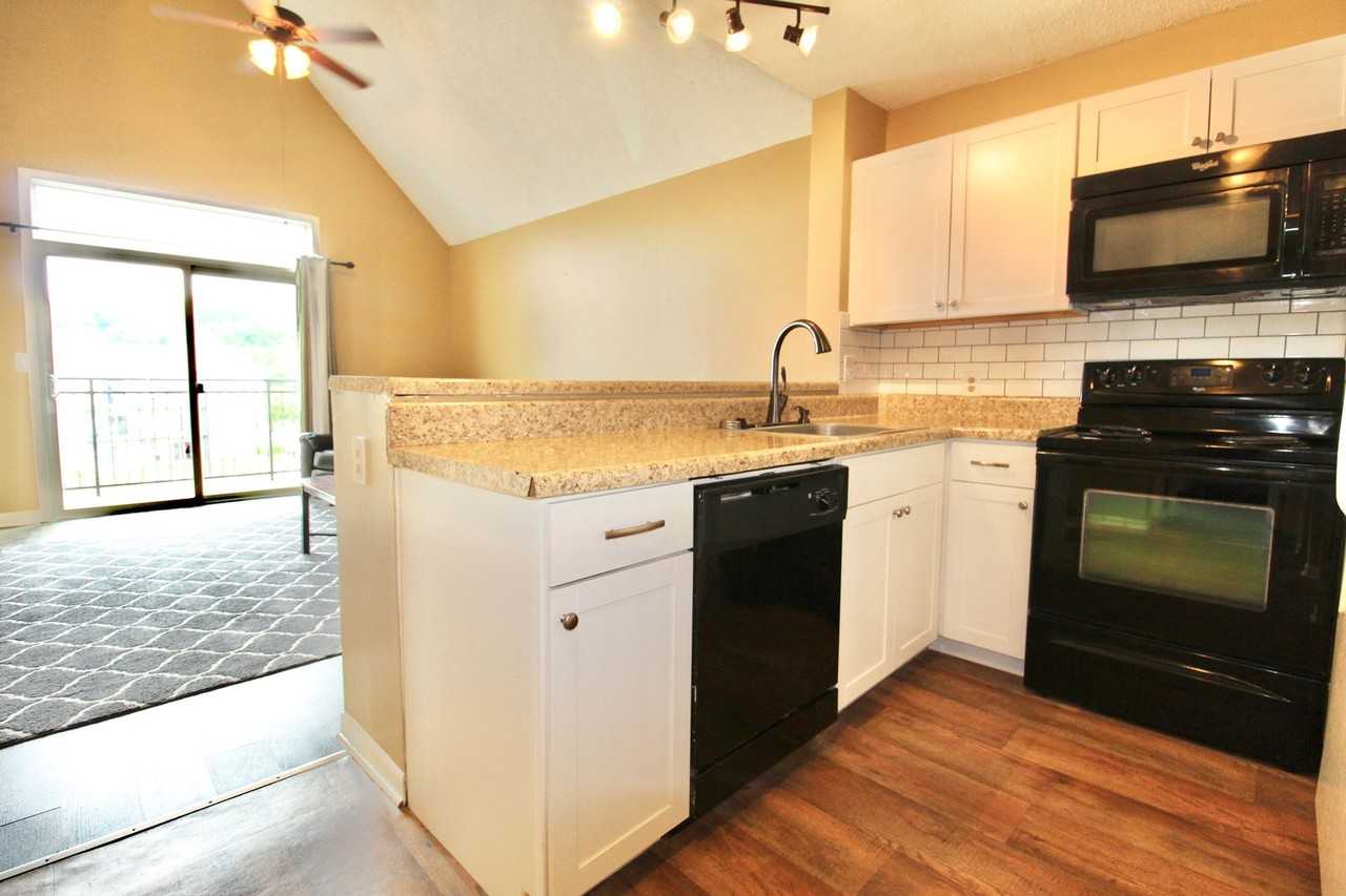 1342 Hunters Rd Apt J - Photo 2 of 18