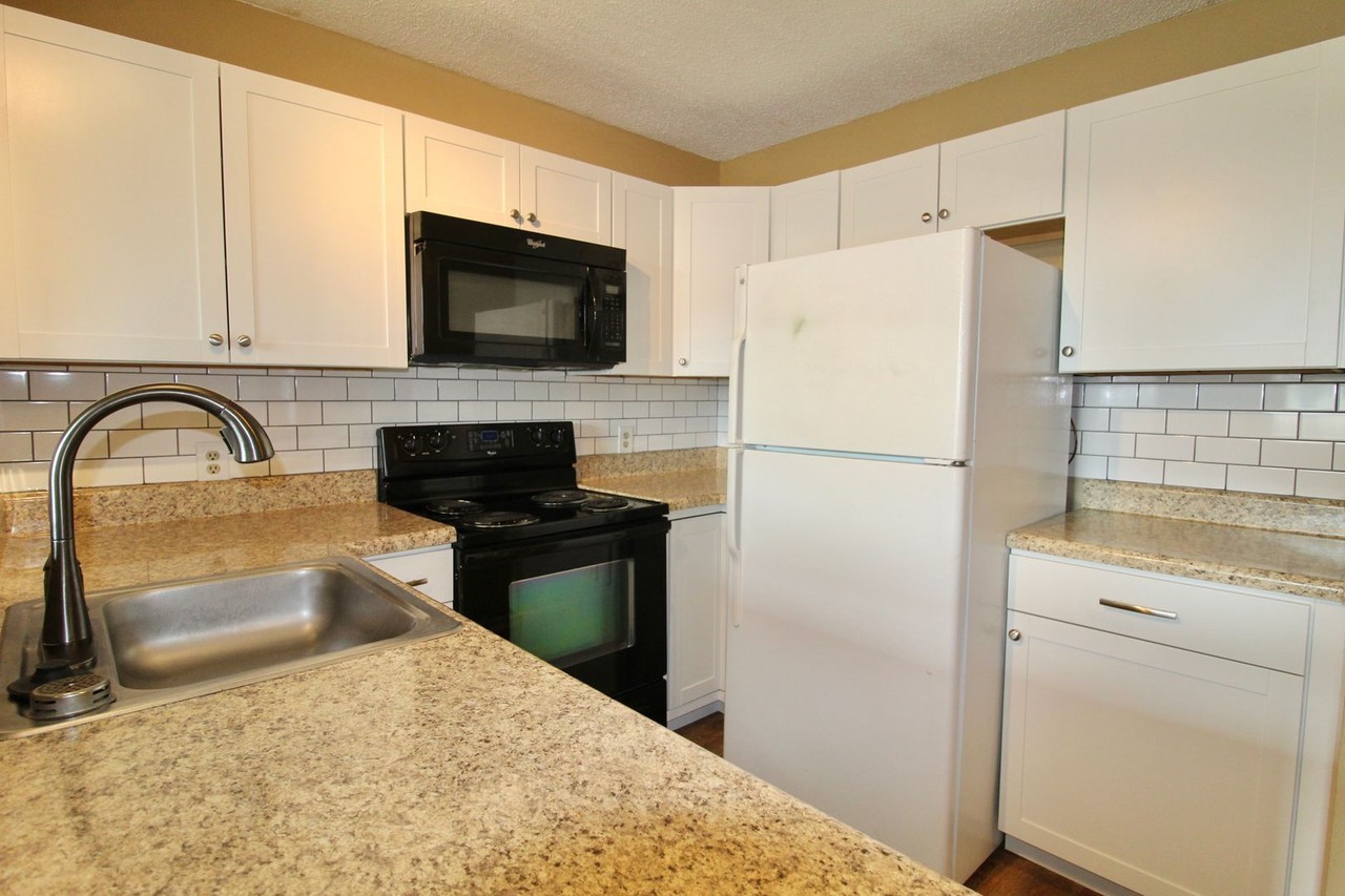 1342 Hunters Rd Apt J - Photo 3 of 18