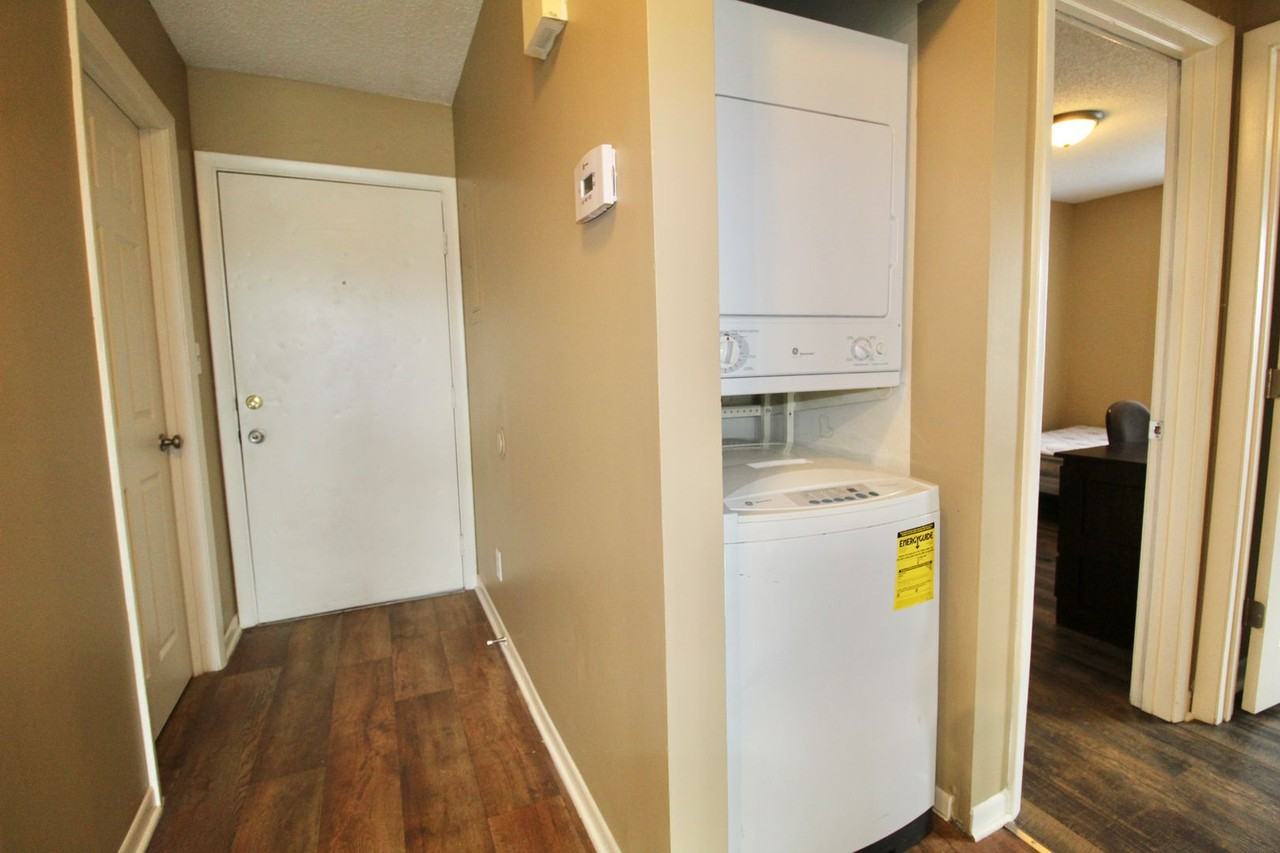 1342 Hunters Rd Apt J - Photo 4 of 18