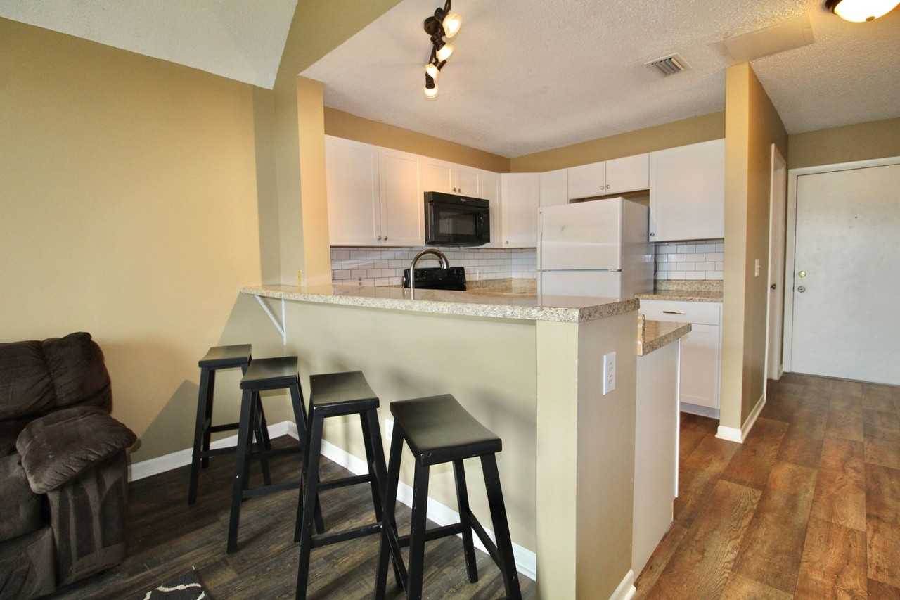 1342 Hunters Rd Apt J - Photo 5 of 18