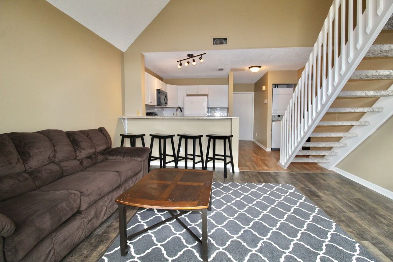 1342 Hunters Rd Apt J - Photo 6 of 18