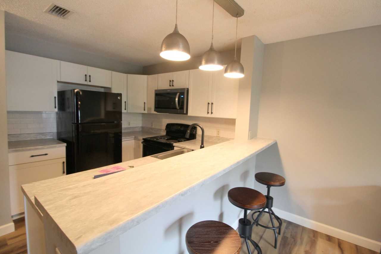 1348 Hunters Rd Apt E - Photo 3 of 17
