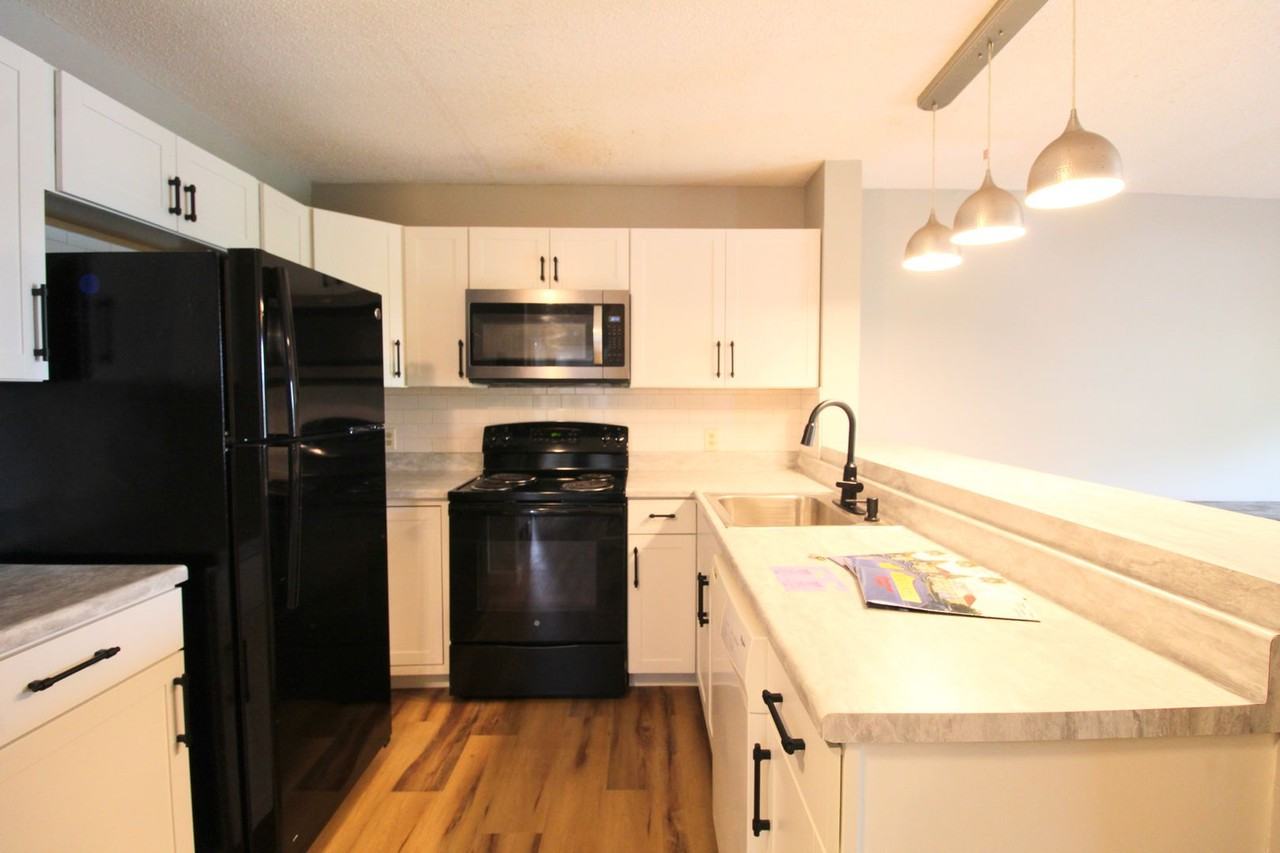 1348 Hunters Rd Apt E - Photo 5 of 17
