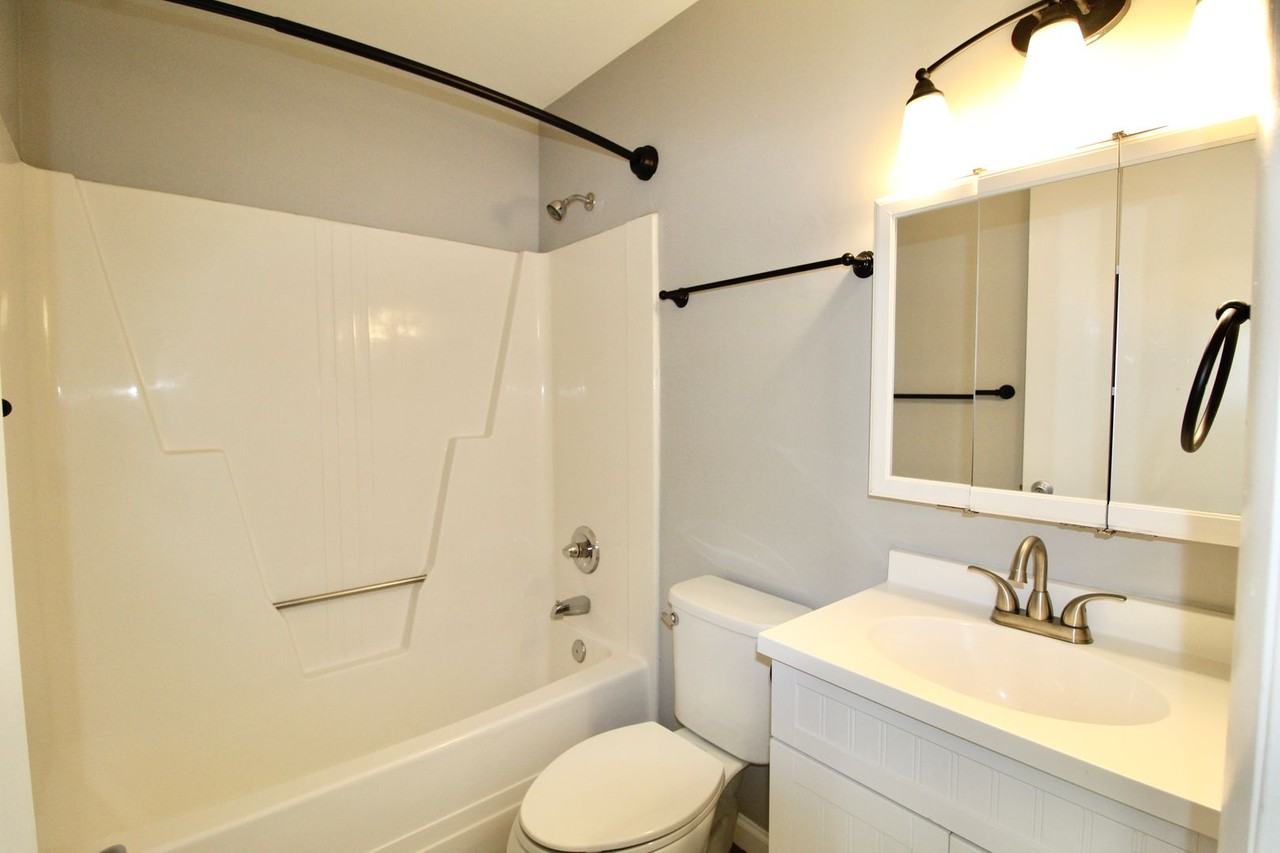 1348 Hunters Rd Apt J - Photo 2 of 19