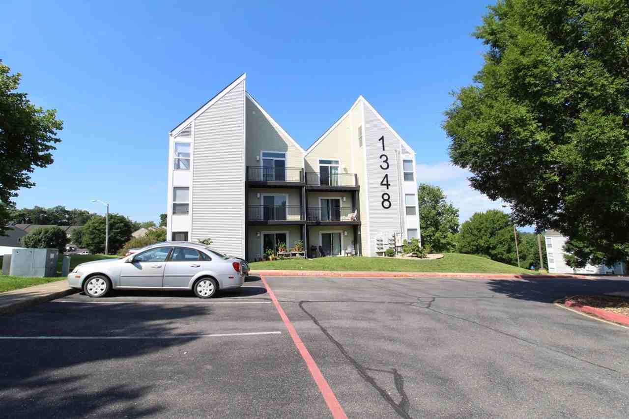 1348 Hunters Rd Apt L - Photo 2 of 26