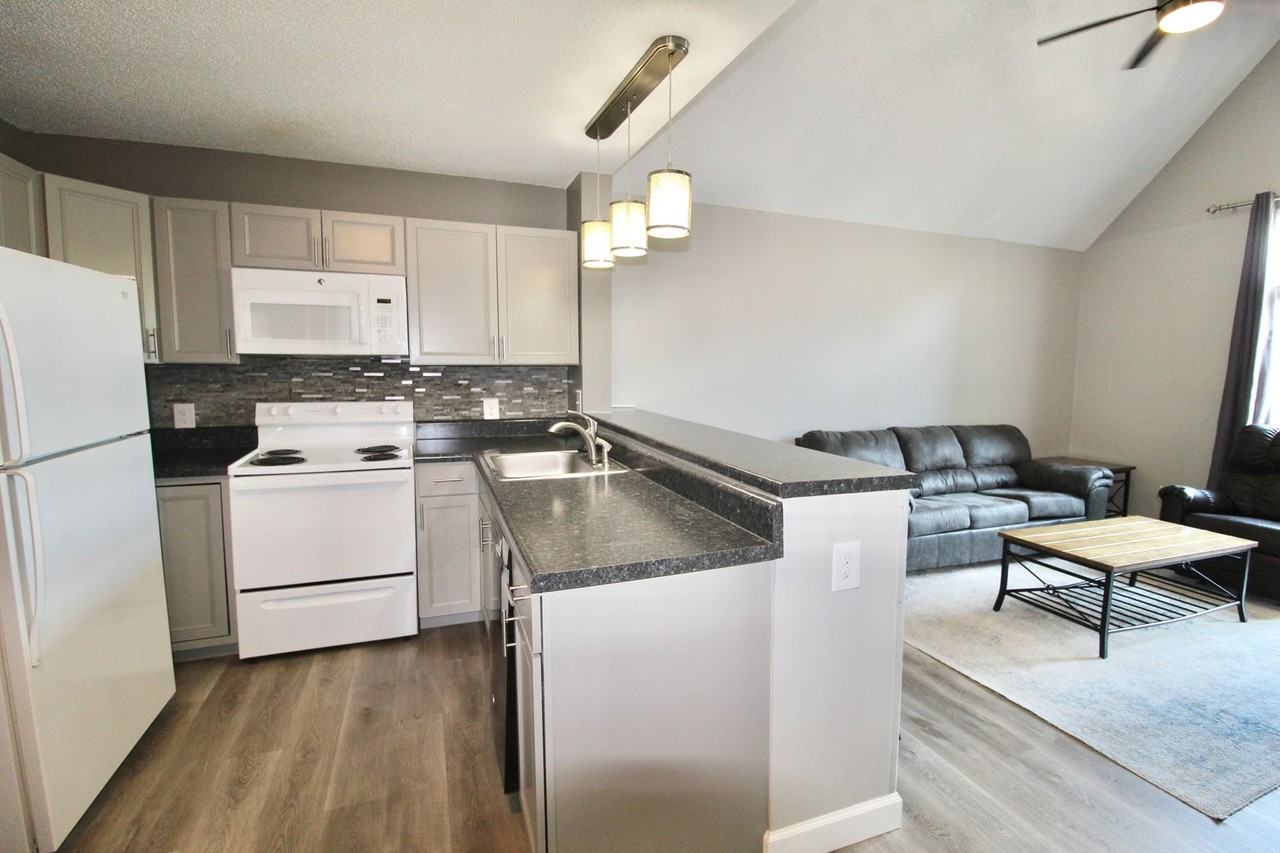 1348 Hunters Rd Apt L - Photo 3 of 26