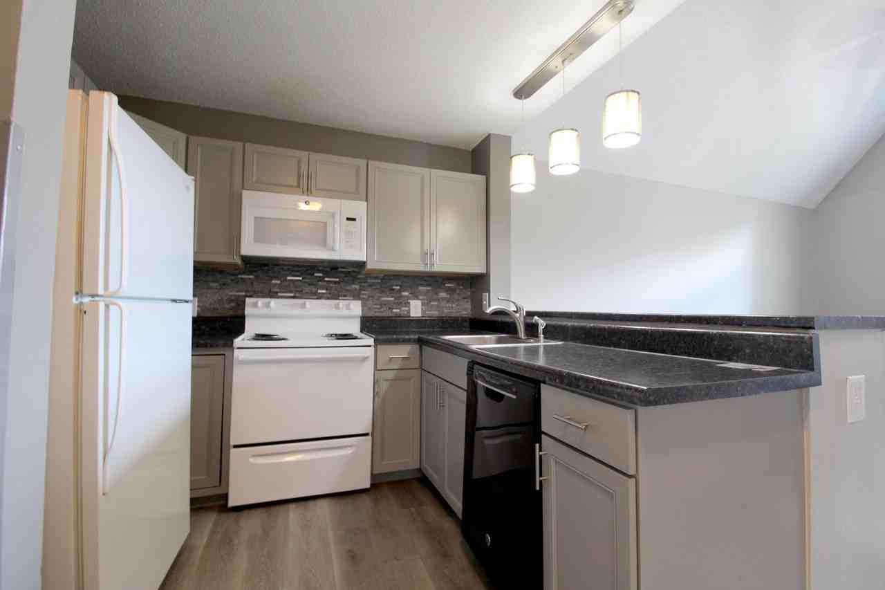 1348 Hunters Rd Apt L - Photo 4 of 26