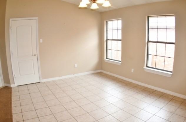 409 Olive Dr - Photo 4 of 15