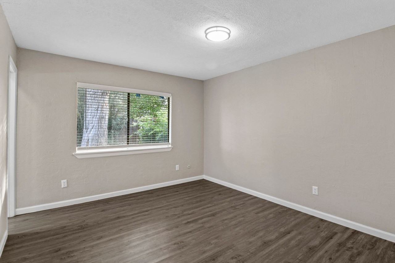 519 Windsor Dr - Photo 3 of 11