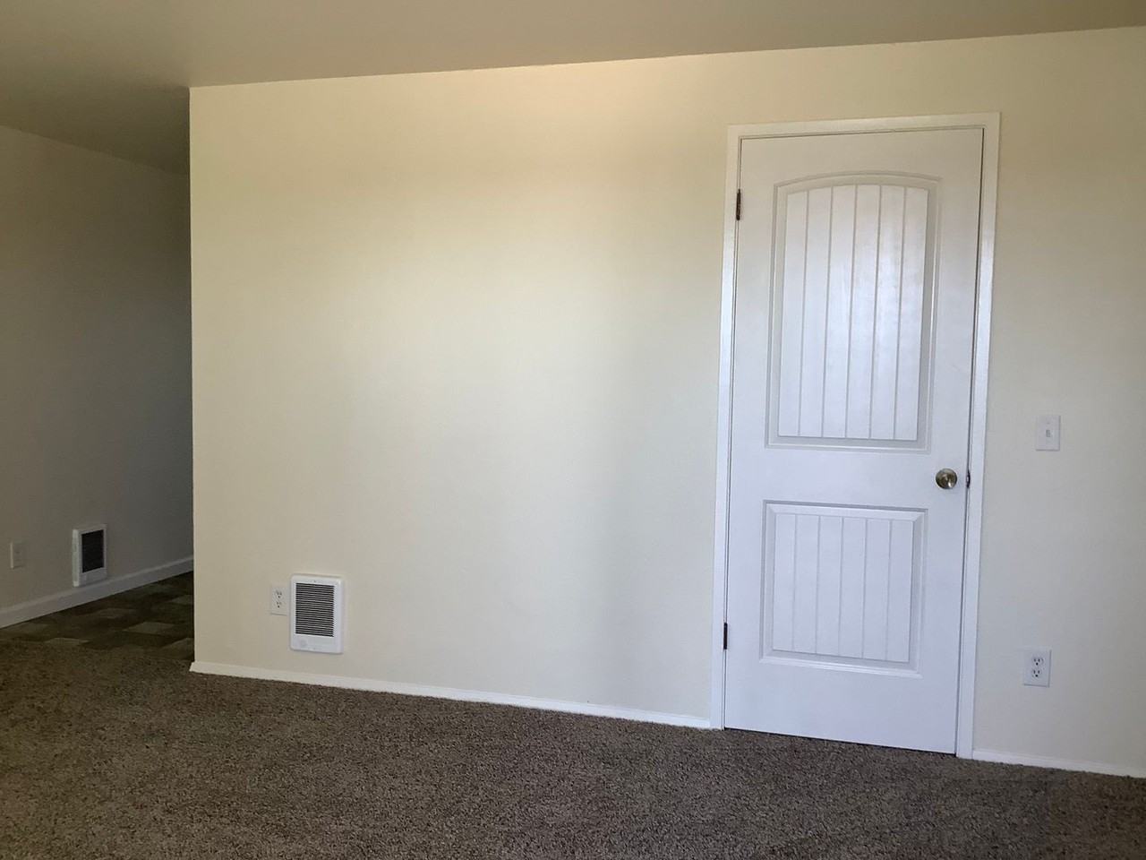 1054 Callahan Dr - Photo 7 of 30